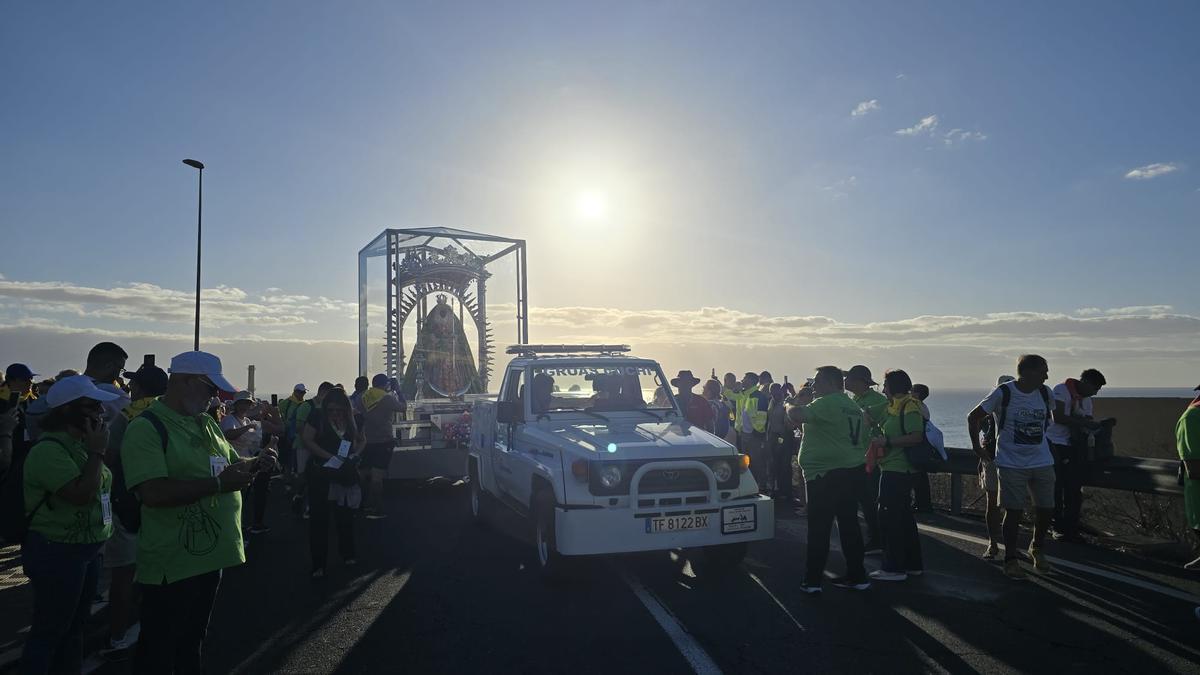 La 'Morenita' cruza el puente de Las Caletillas