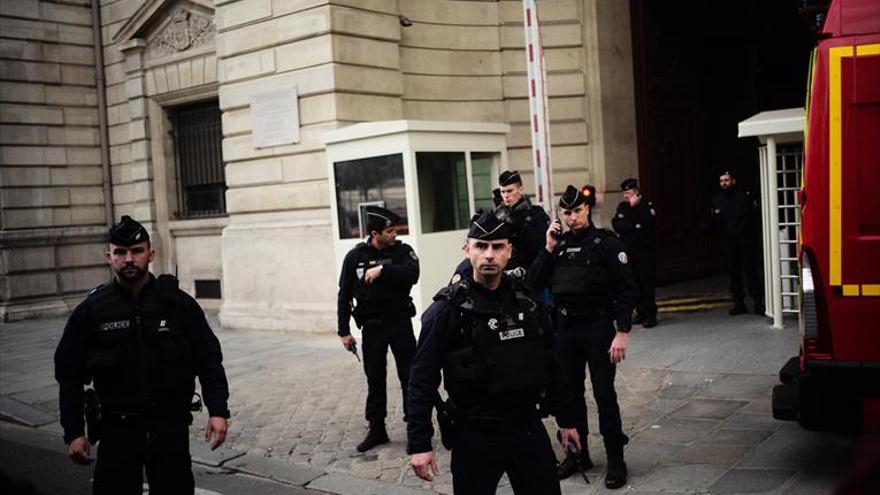 Cuatro muertos en un ataque a un cuartel de la Policía de París