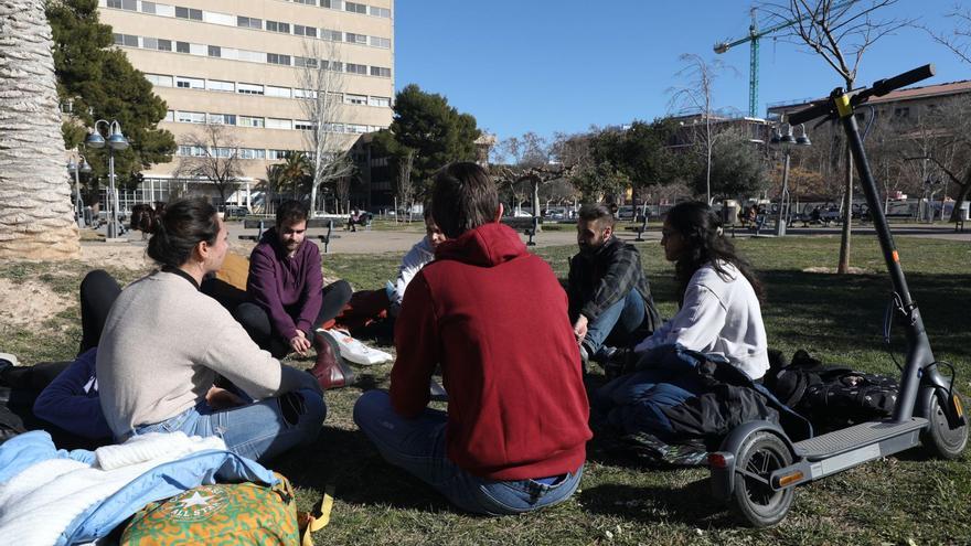 Un grupo de universitarios conversa en el campus de San Francisco, en Zaragoza. | EL PERIÓDICO