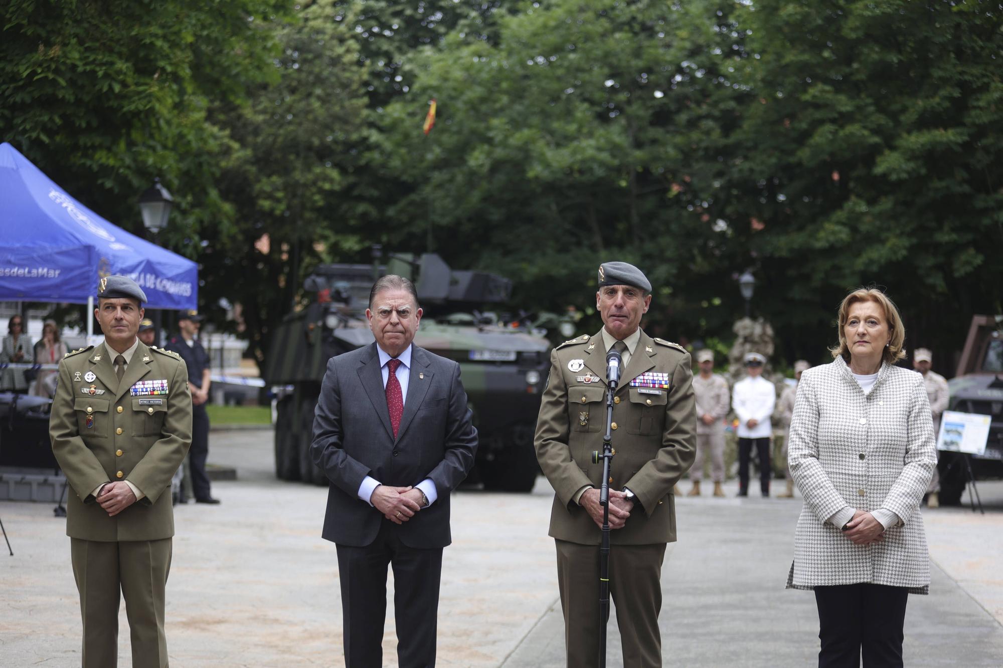 El izado de la bandera y la exposición del Bombé abren los actos del Día de las Fuerzas Armadas en Oviedo.