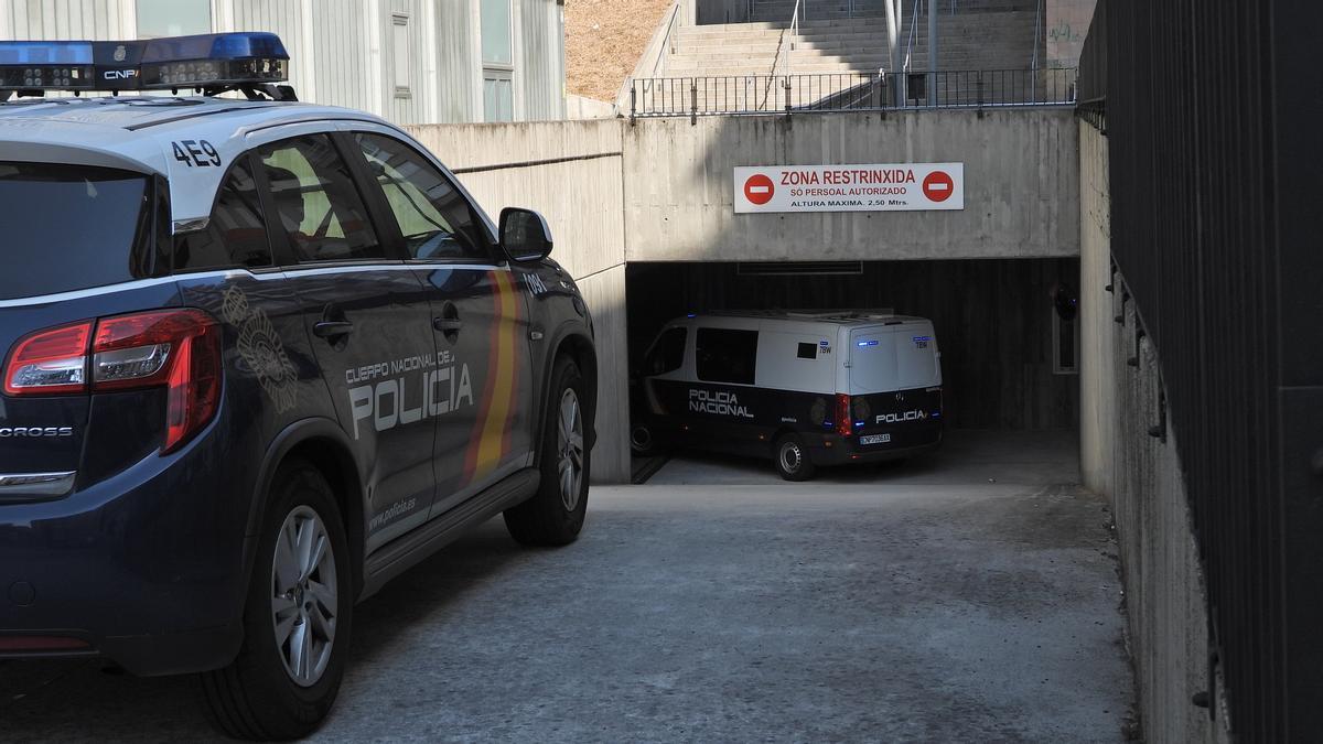 Dos vehículos de la Policía entrando en el juzgado de Ourense.
