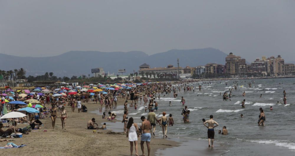 Las playas de València se llenan el primer fin de semana del verano