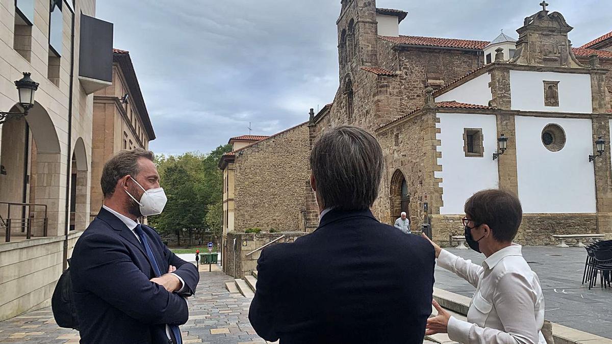 Frnando Valdés, Alberto Tirador (de espaldas) y la historiadora del arte Patricia Pérez, ante la iglesia de San Antonio de Padua. | A. P. G.