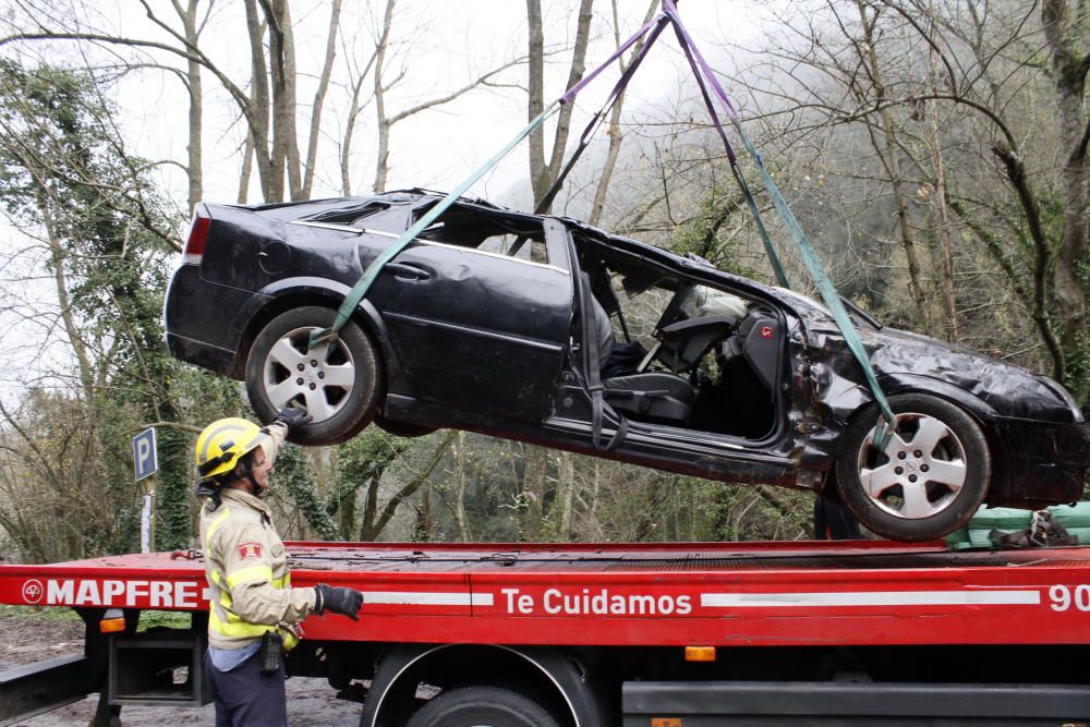 Retiren el vehicle accidentat en una pista forestal de Susqueda