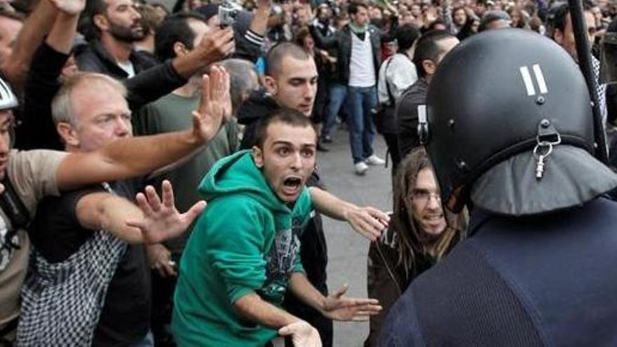 Una manifestació contra la investidura de Rajoy envolta el Congrés dels Diputats