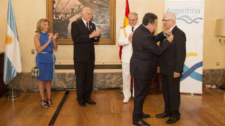 El embajador argentino, Federico Ramón Puerta impone a Fernando Otero una de las medallas ante de la cónsul, el ministro de la Embajada de Argentina y el agregado militar Julio César Hoffmann. // E.A.