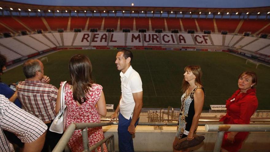 Acciari muestra el estadio a empresarios en 2013.