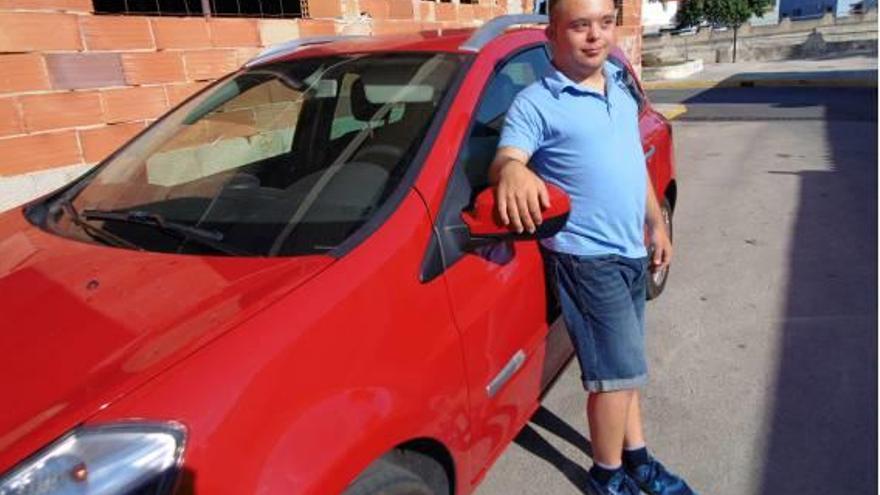 Tráfico niega a un joven de Els Poblets con síndrome de Down matricular un coche a su nombre