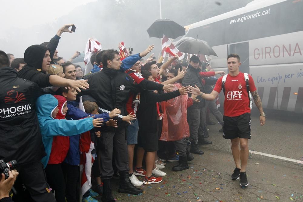 Centenars d'aficionats reben al Girona sota la pluja