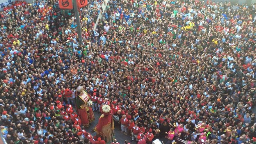 La plaça de Sant Pere s&#039;omple a vessar en l&#039;inici de la darrera passada de la Patum