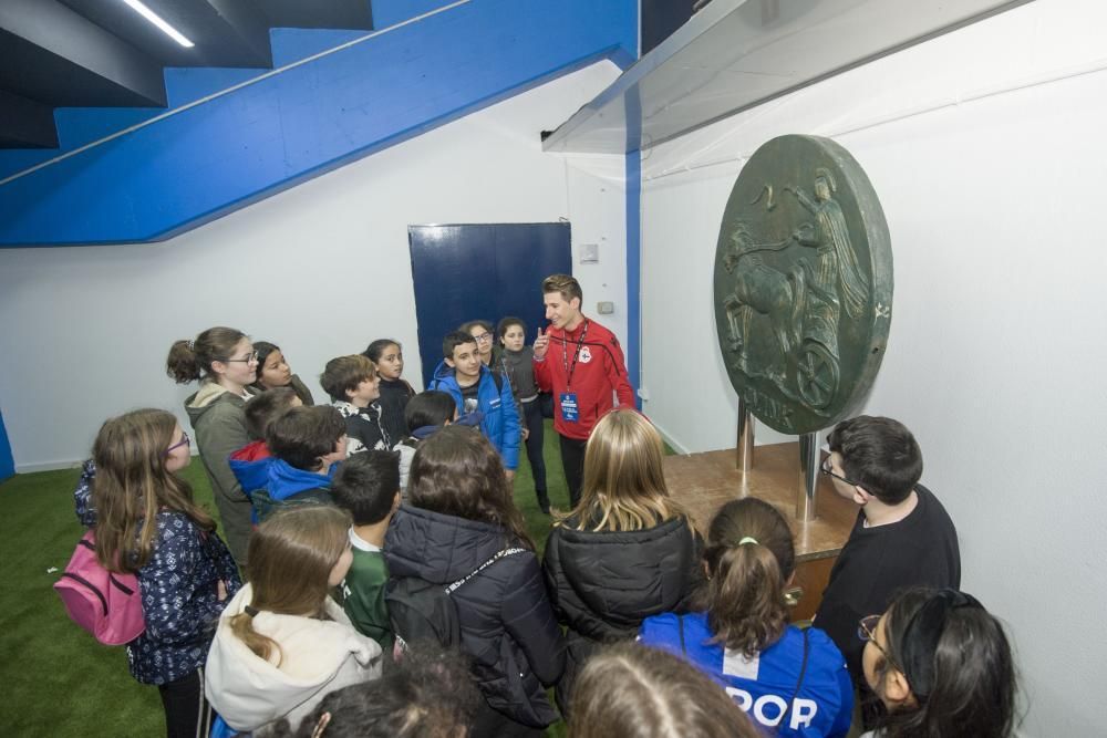 El CEIP Arteixo en Riazor con Valores Branquiazuis