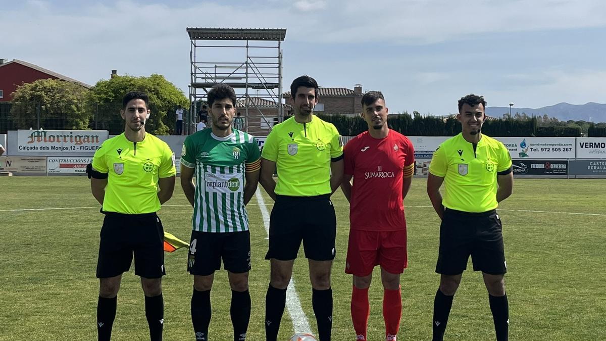 Els capitans del Peralada i el Sants amb la tripleta arbitral