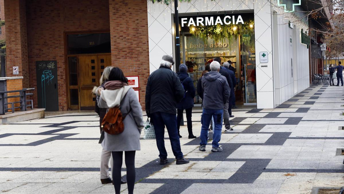 Filas en una farmacia de Zaragoza para compra test de antigenos de covid-19, la semana pasada.
