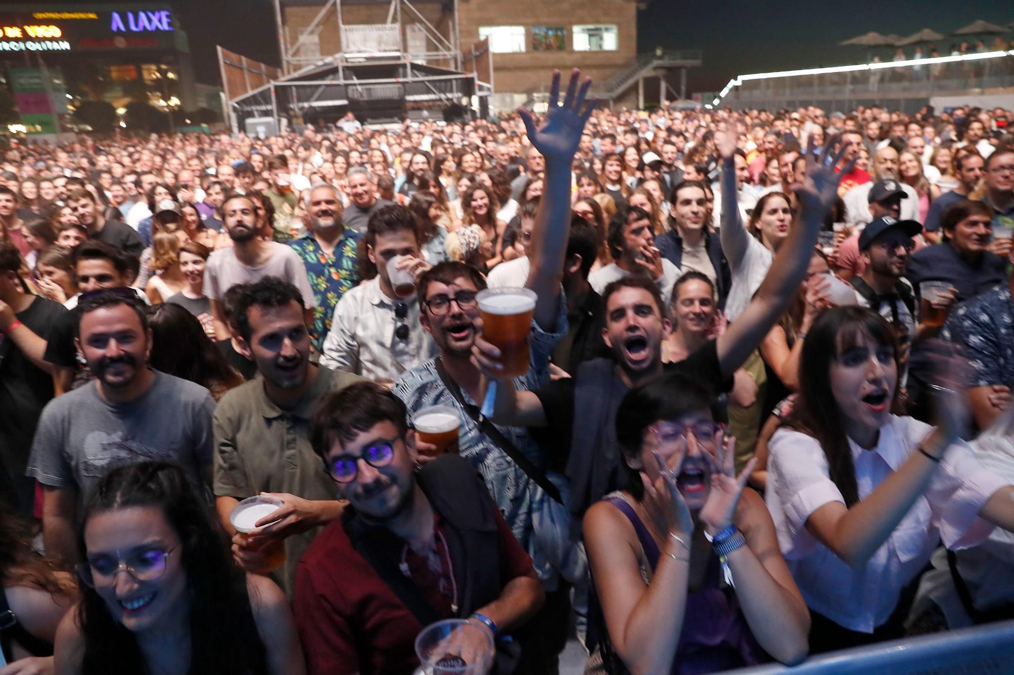 El Latitudes ubica musicalmente a miles de personas al abrigo de la ría