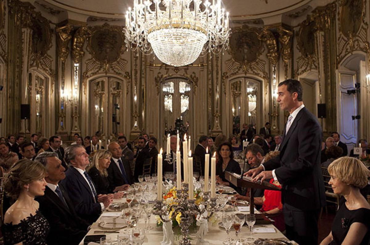 El príncep Felip de Borbó (dreta) fa un discurs durant un sopar d’honor oferta pel president portuguès, Anibal Cavaco Silva (esquerra) a Lisboa.