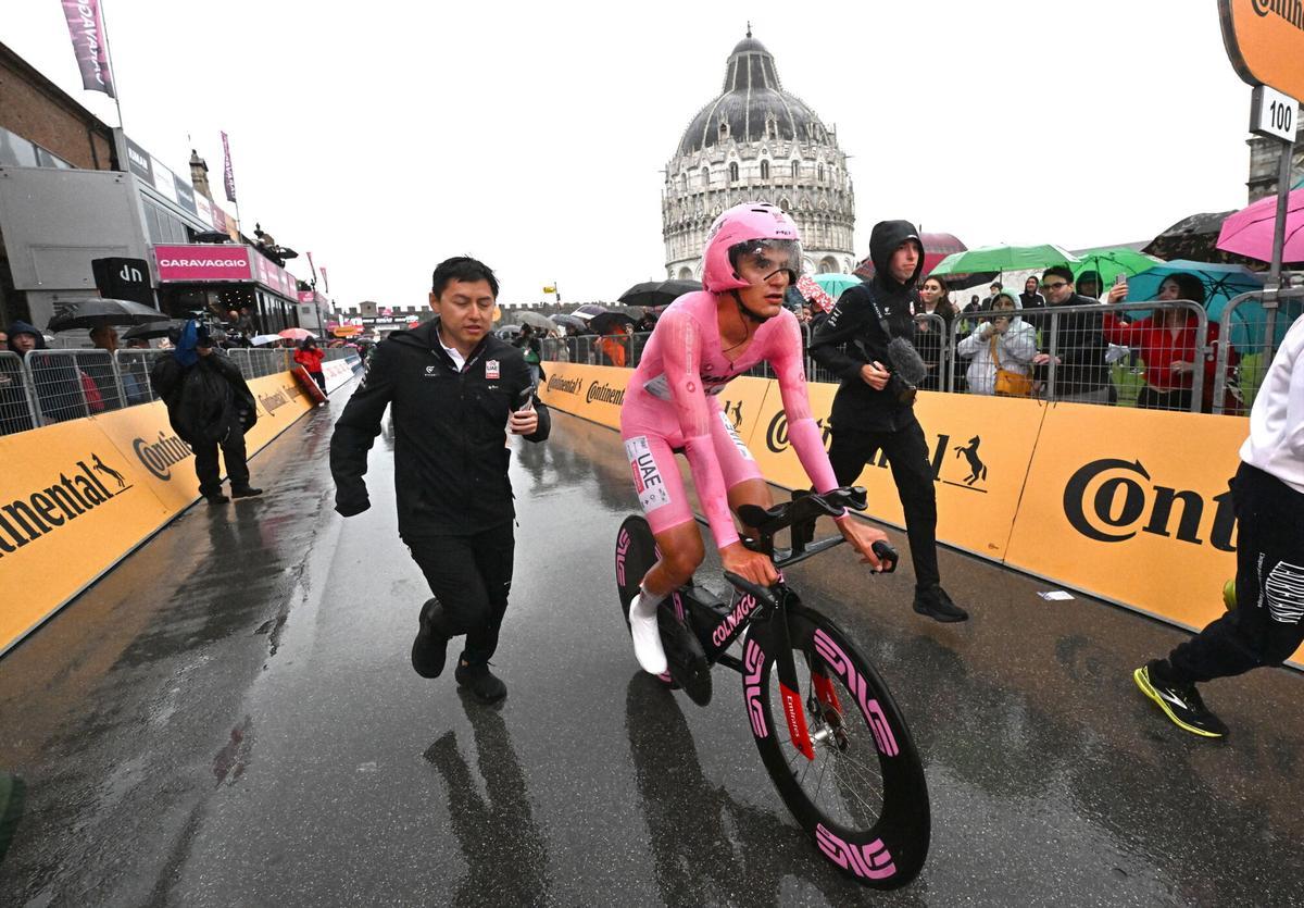FOTODELDÍA - PISA (Italia), 20/05/2025.- El ciclista mexicano Isaac Del Toro (UAE Team Emirates XRG) retiene el maillot rosa de líder después de la 10ª etapa del Giro de Italia, una contra-reloj de 28,6 km desde Lucca a Pisa, Italia. EFE/LUCA ZENNARO FOTODELDÍA - PISA (Italia), 20/05/2025.- El ciclista mexicano Isaac Del Toro (UAE Team Emirates XRG) retiene el maillot rosa de líder después de la 10ª etapa del Giro de Italia, una contra-reloj de 28,6 km desde Lucca a Pisa, Italia. EFE/LUCA ZENNARO