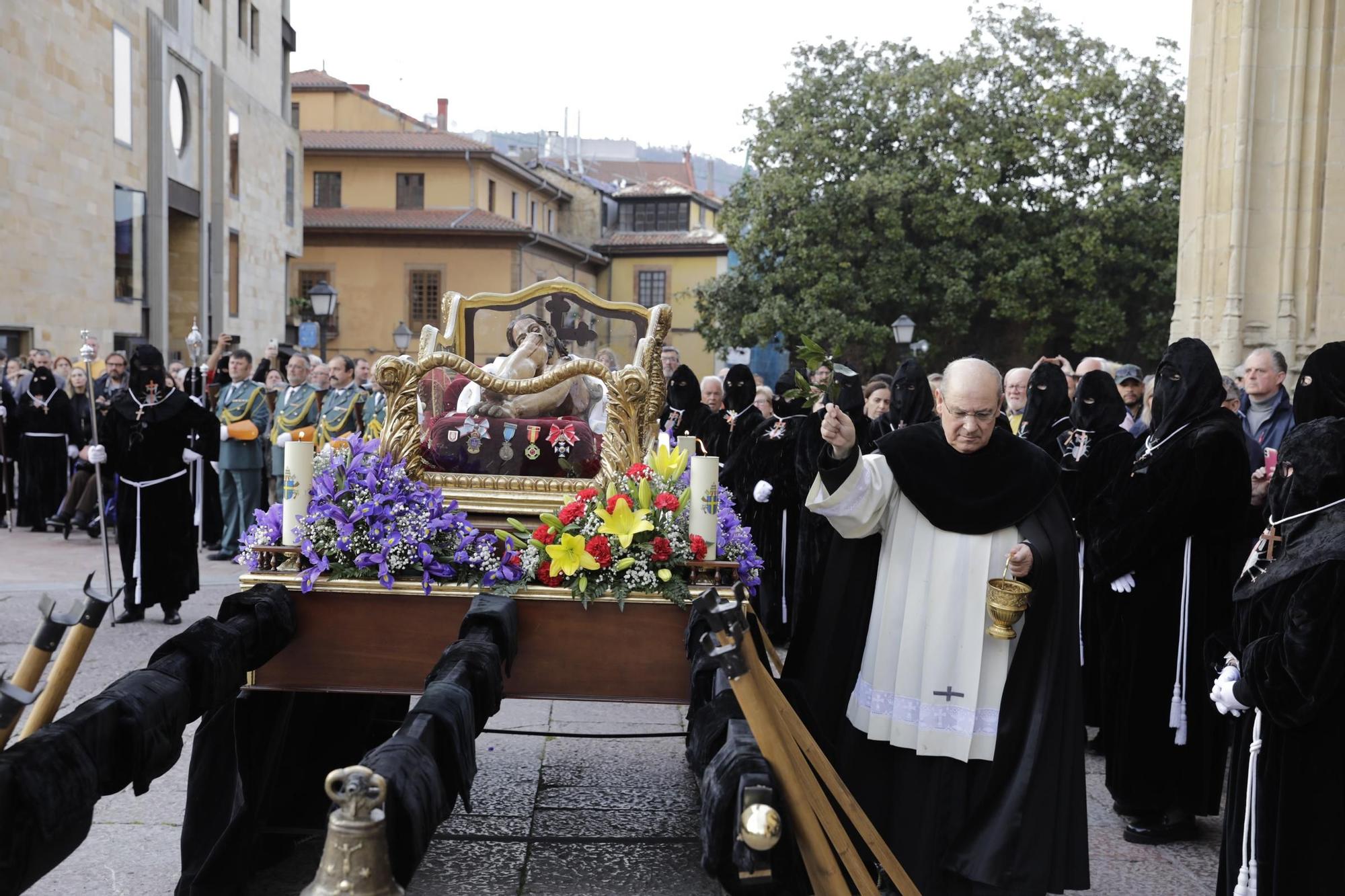 La procesión intergeneracional del Santo Entierro emociona Oviedo