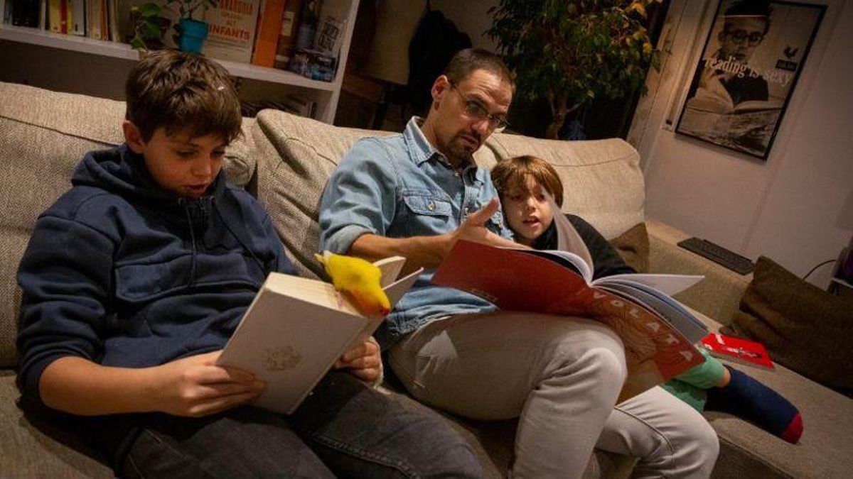 Un padre leyendo con sus hijos