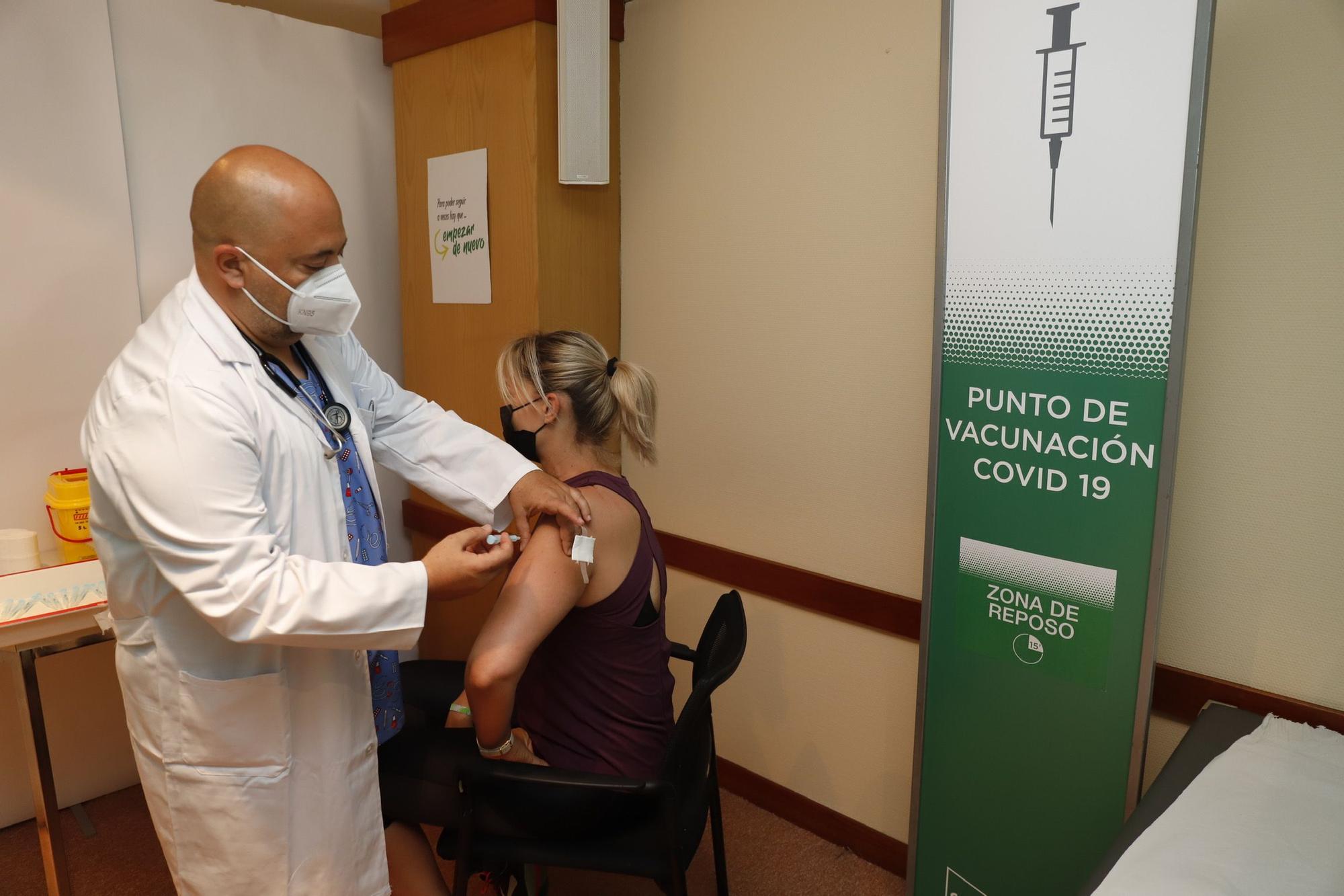 Vacunación contra el covid a la plantilla de El Corte Inglés en Málaga