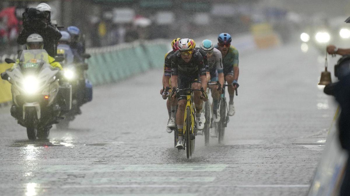Wout van Aert lidera el grupo de escapados en un momento de la etapa.