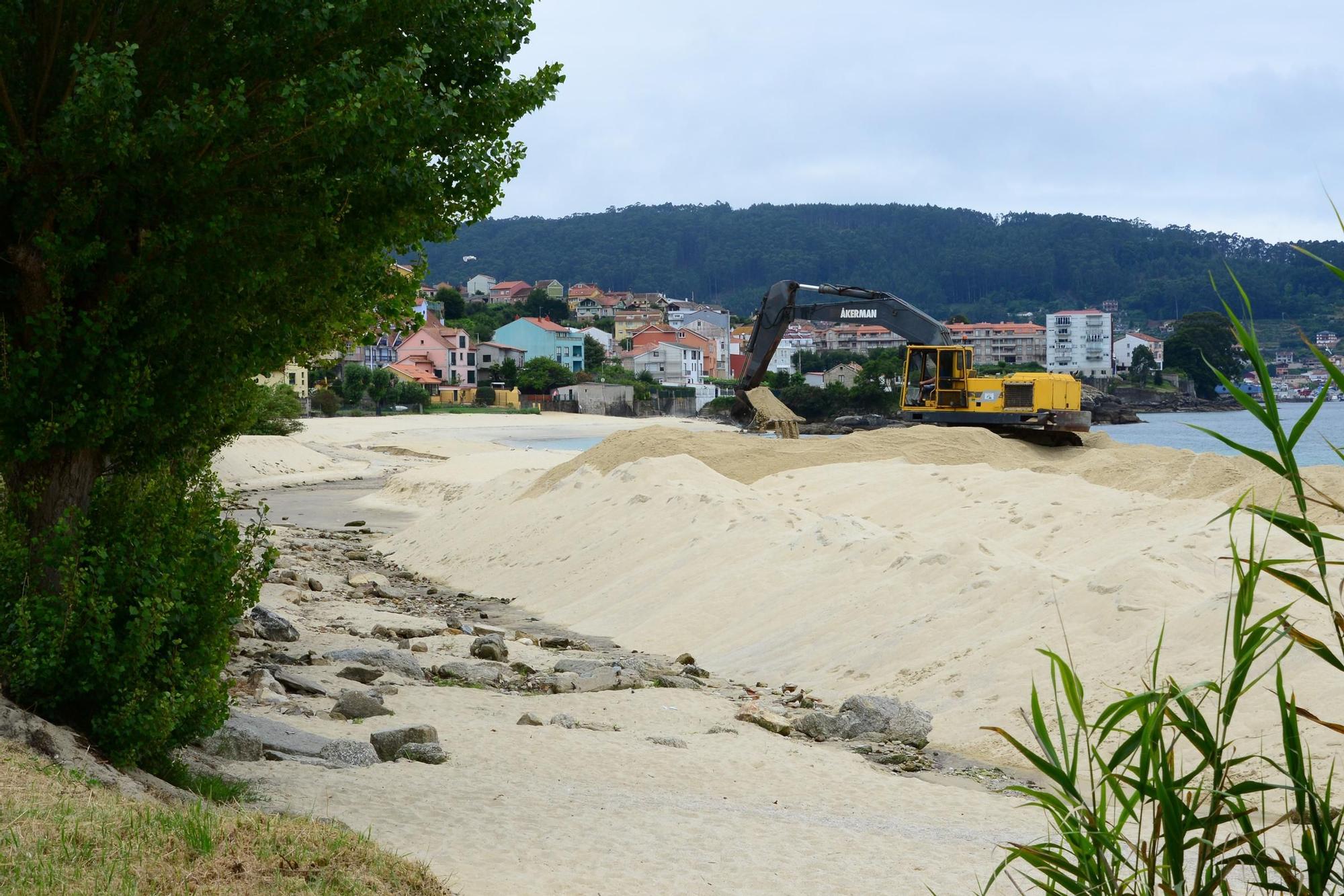 Trabajos de preparación de la playa de Agrelo para la temporada de verano