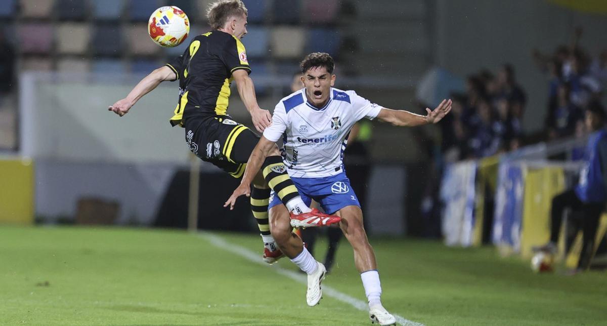 Ander Zoilo, en el partido en Barakaldo, el último que jugó como titular con el Tenerife. | LOF
