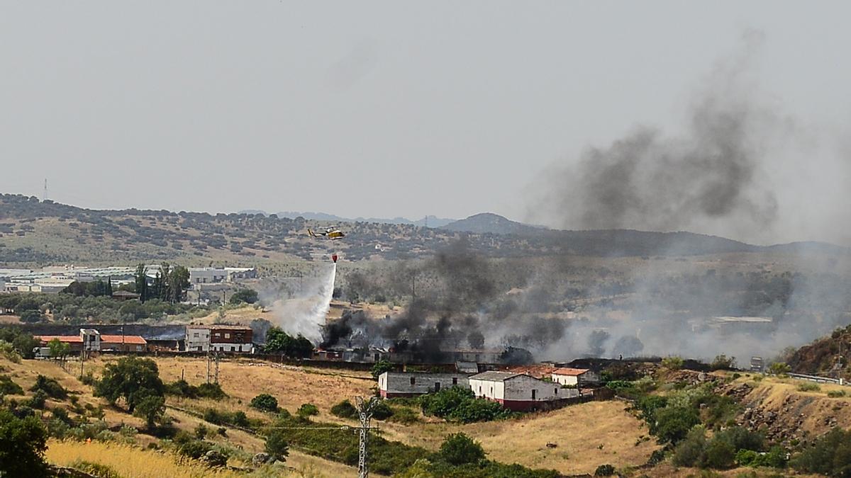 Fuego en la zona de San Lázaro de Plasencia, con un helicóptero actuando.