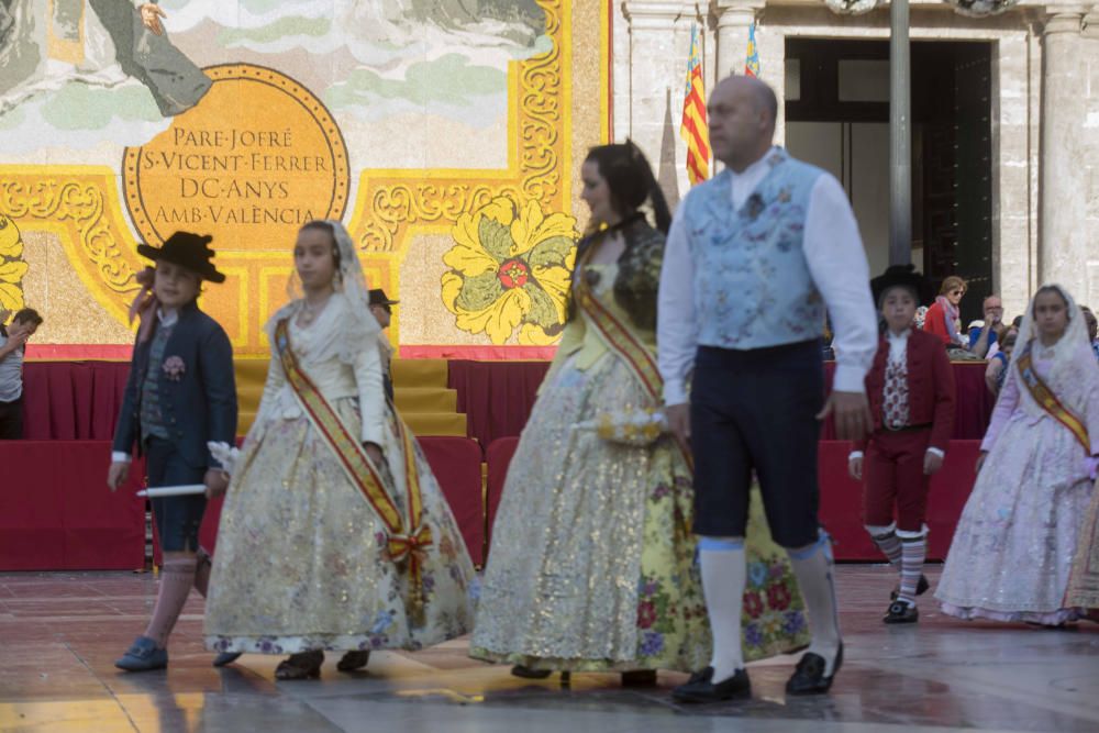 Desfile de las falleras mayores de las diferentes comisiones durante la procesión general de la Mare de Déu dels Desemparats.