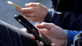 Educación prohíbe el uso de los móviles en colegios e institutos desde el lunes