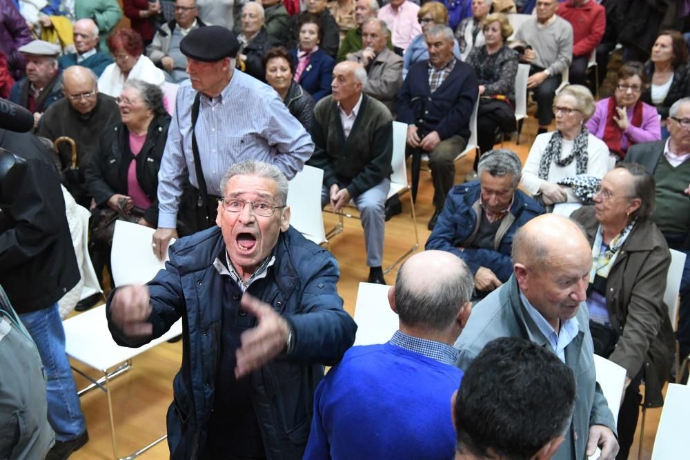 Asamblea de vecinos en el centro cívico de Eirís con Silvia Cameán y Xiao Varela