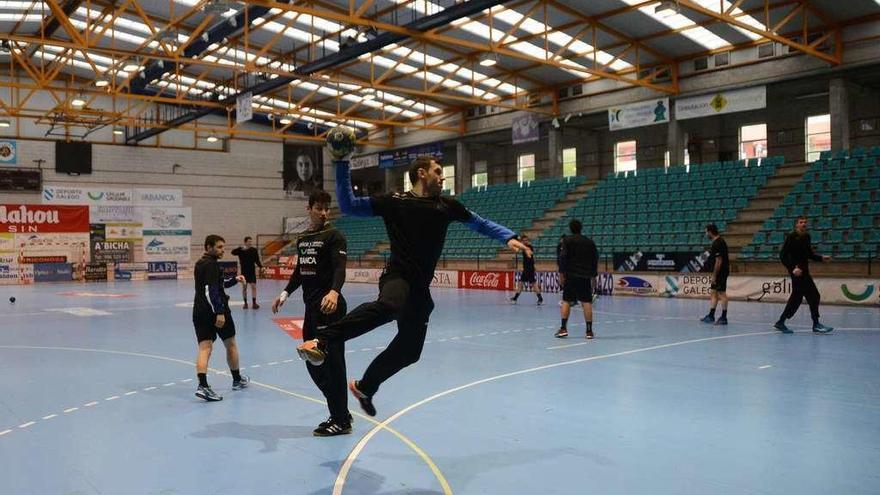 David García lanza a puerta en un entrenamiento de esta semana en el pabellón de O Gatañal. // Gonzalo Núñez