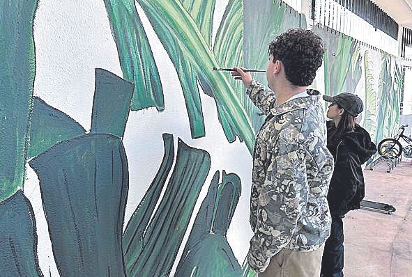 Isabella López y Álex Cueto, en su trozo de mural.