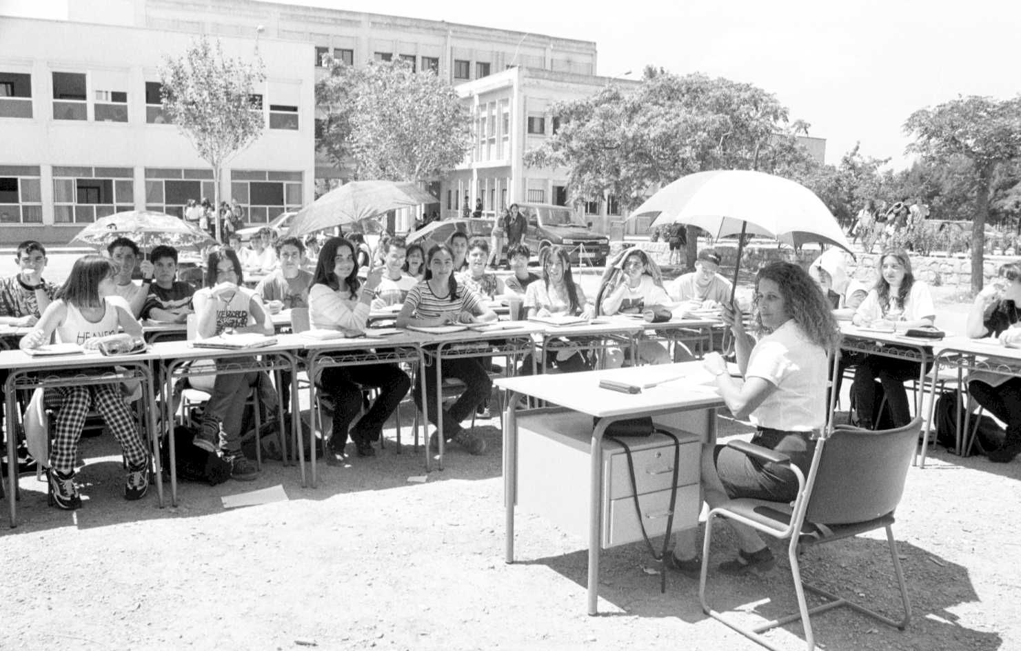 clasea al aire libre del instituto aulas prefabricadas 1997.jpg