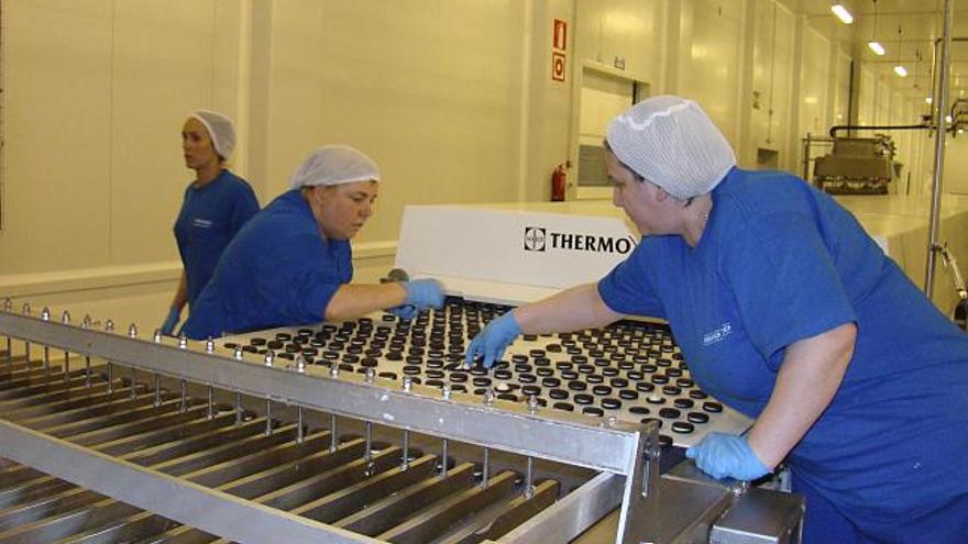 Tres trabajadoras elaborando pastas en la fábrica del Grupo Siro en Toro.