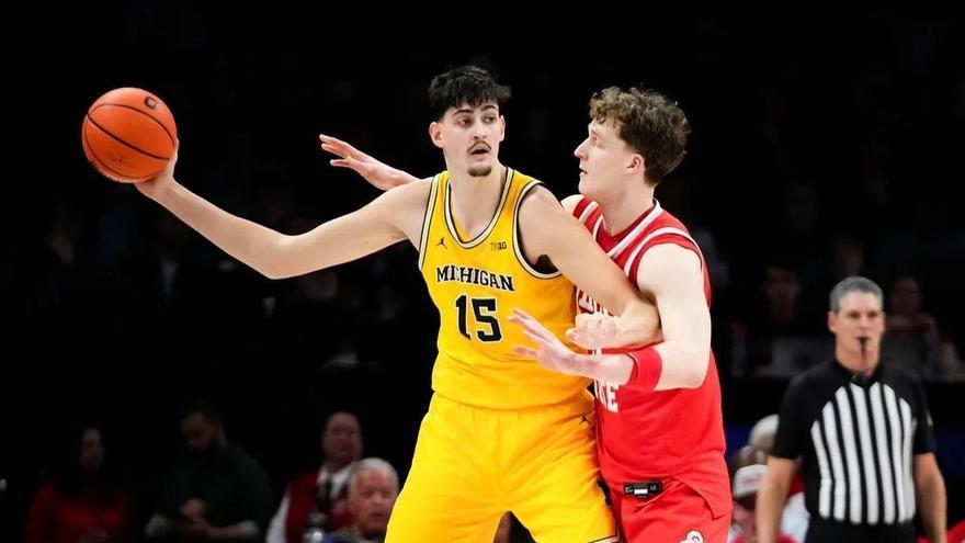 Las mejores jugadas de la victoria de Michigan contra Ohio State, con récord de anotación de Aday Mara