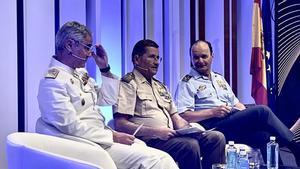 Los jefes de Estado Mayor de la Armada (Antonio Piñeiro), Ejército de Tierra (Amador Enseñat) y Ejército del Aire y del Espacio, Javier Salto.