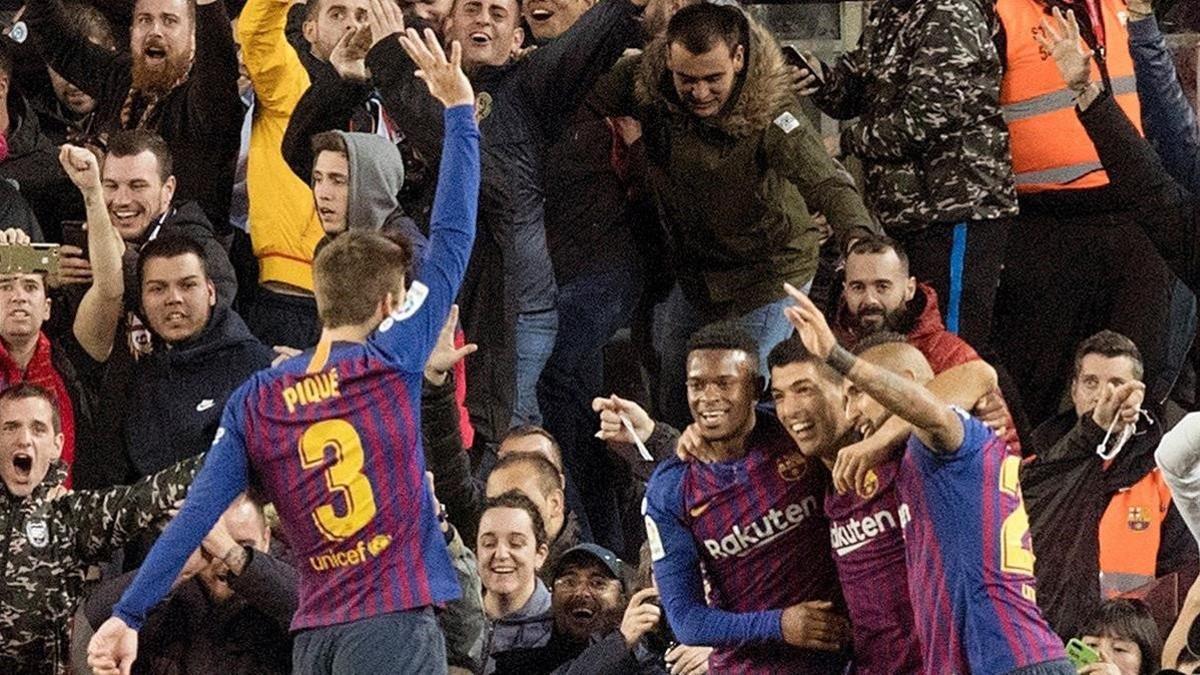 Piqué acude a felicitar a Arturo Vidal enseñando los cinco goles al Madrid.