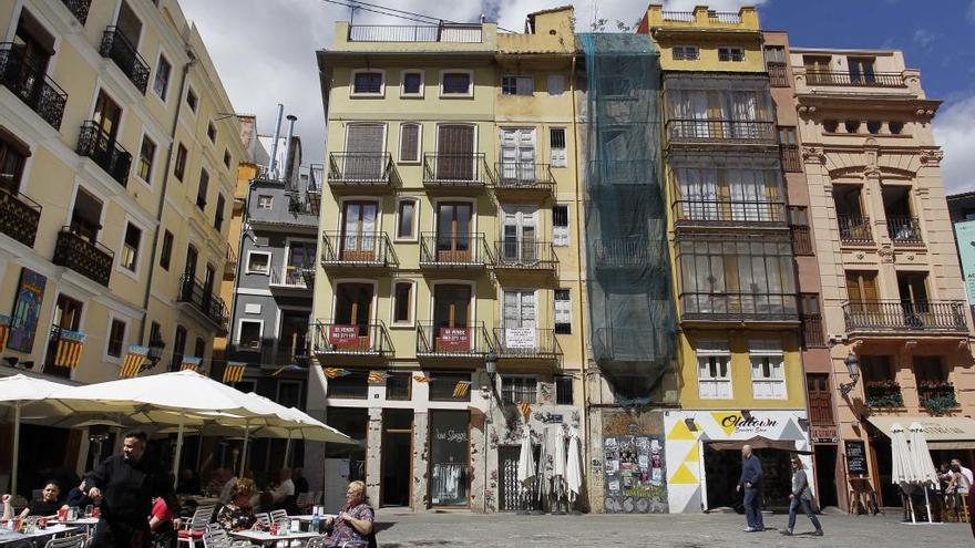 El apartamento se encuentra en un edificio rehabilitado en la plaza Lope de Vega de València.