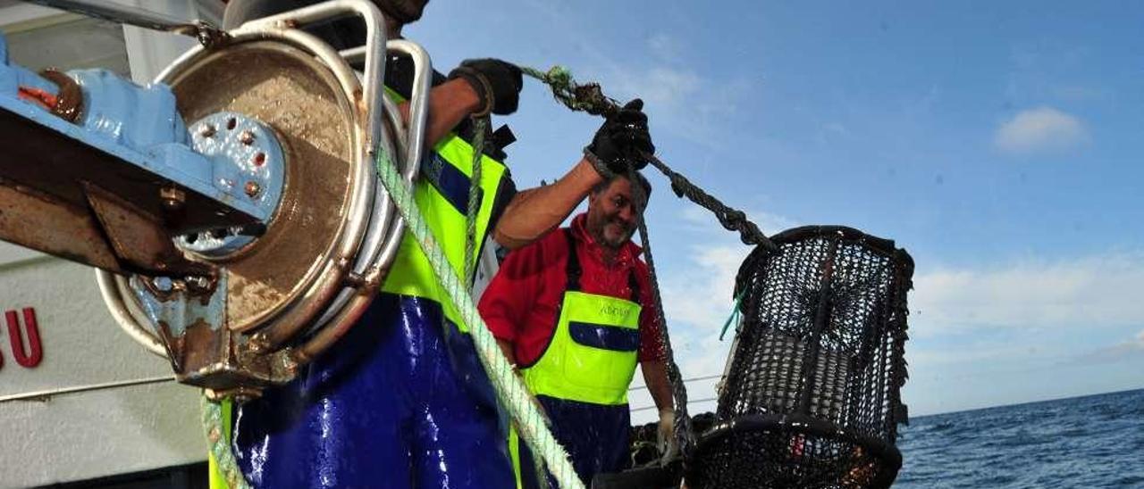 Adolfo Míguez, al fondo, junto a uno de sus compañeros de barco. // Iñaki Abella