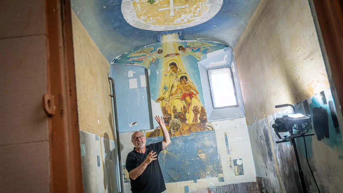 La 'Capilla gitana' de Helios Gómez en la cárcel Modelo emerge del atentado institucional que la tapó con pintura