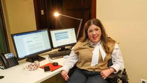 María Maneiro en su puesto de trabajo en la Valedora do Pobo.