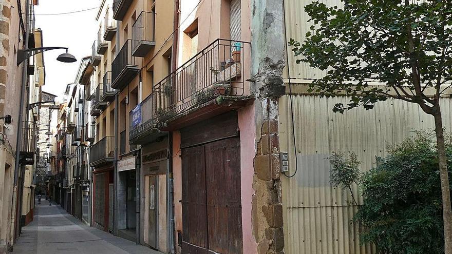 Habitatges nous i vells al carrer dels Sastres ahir al matí.