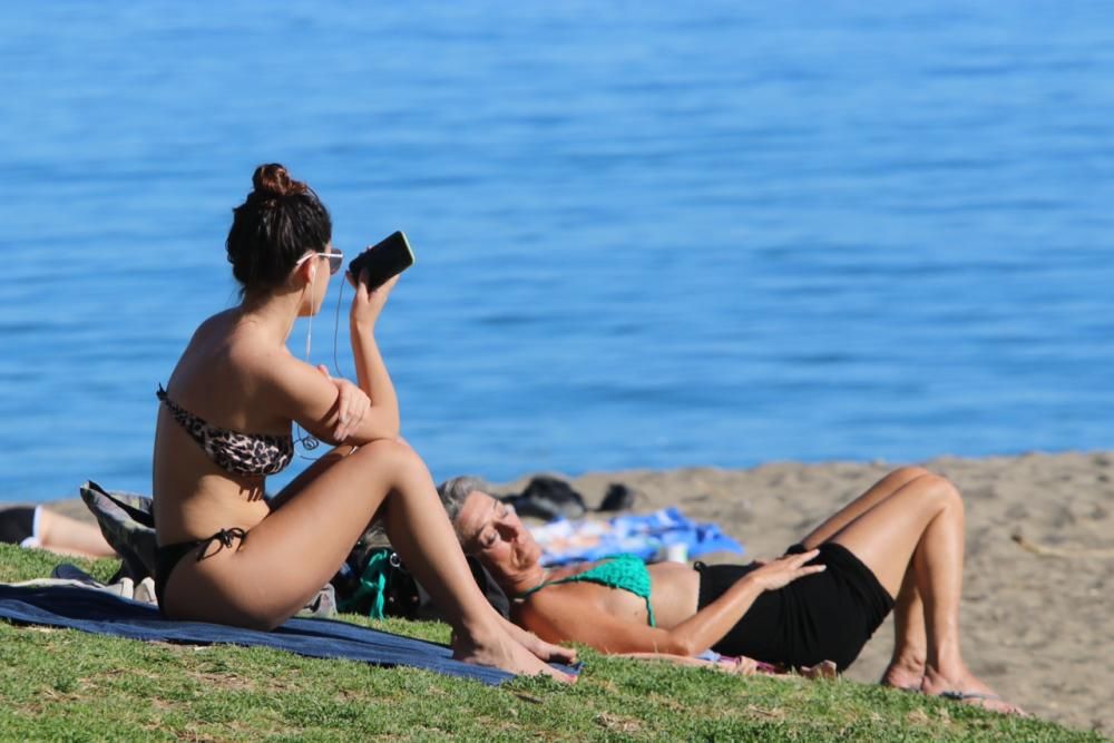 La subida de las temperaturas de los últimos días, que tendrá el sábado sus máximas, ha llevado a muchos malagueños a las playas de la capital.