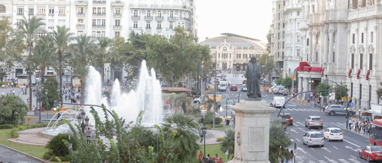 Estatua de Vinatea y fuente en la plaza del Ayuntamiento de Valencia.