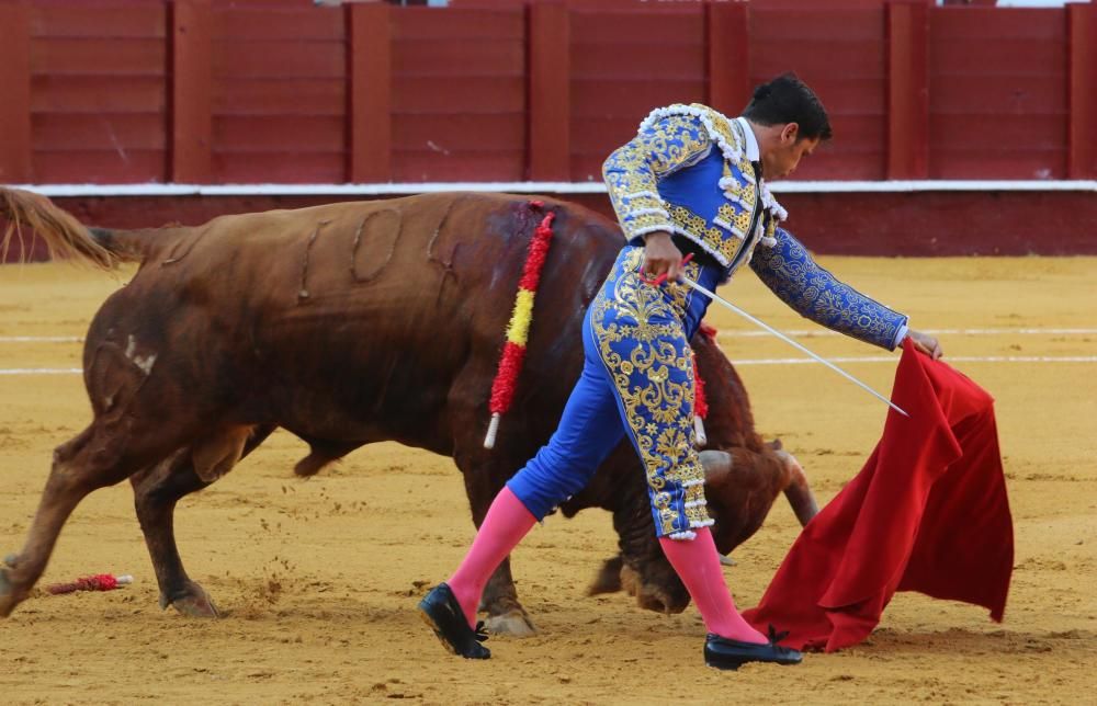 El mal juego de las reses de Domecq condicionó una corrida en la que sólo destacó Ginés Marín y en la que los hermanos Rivera Ordóñez tuvieron una actuación discreta