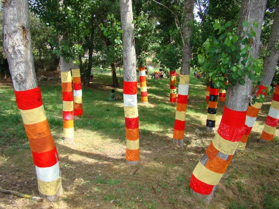 Infants de Sant Salvador creen el 'bosc de l'alegria'