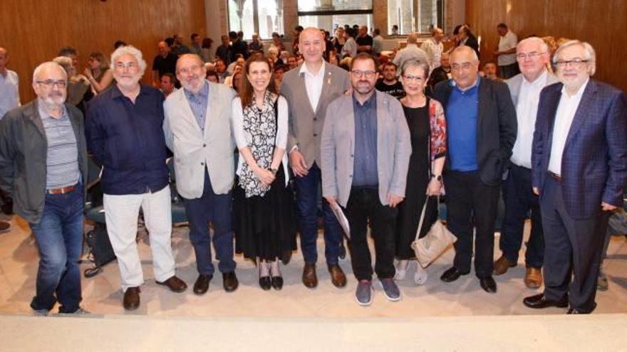 Els professors que arriben a la fi de la seva vida laboral posen per immortalitzar el moment amb una foto de família.