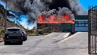 Controlado el incendio en la zona de podas del vertedero de Juan Grande