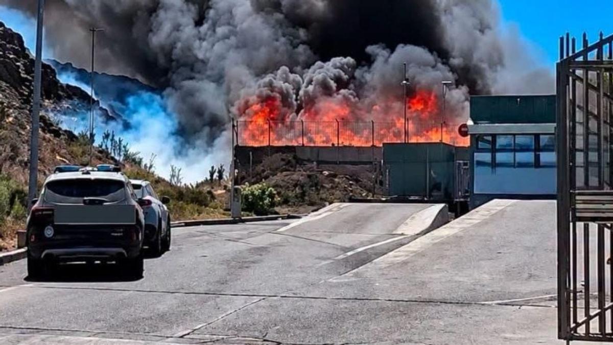 Controlado el incendio en la zona de podas del vertedero de Juan Grande