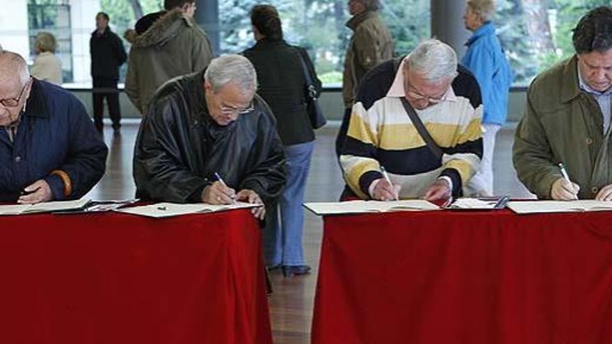 Varias personas firman en recuerdo de Mingote.